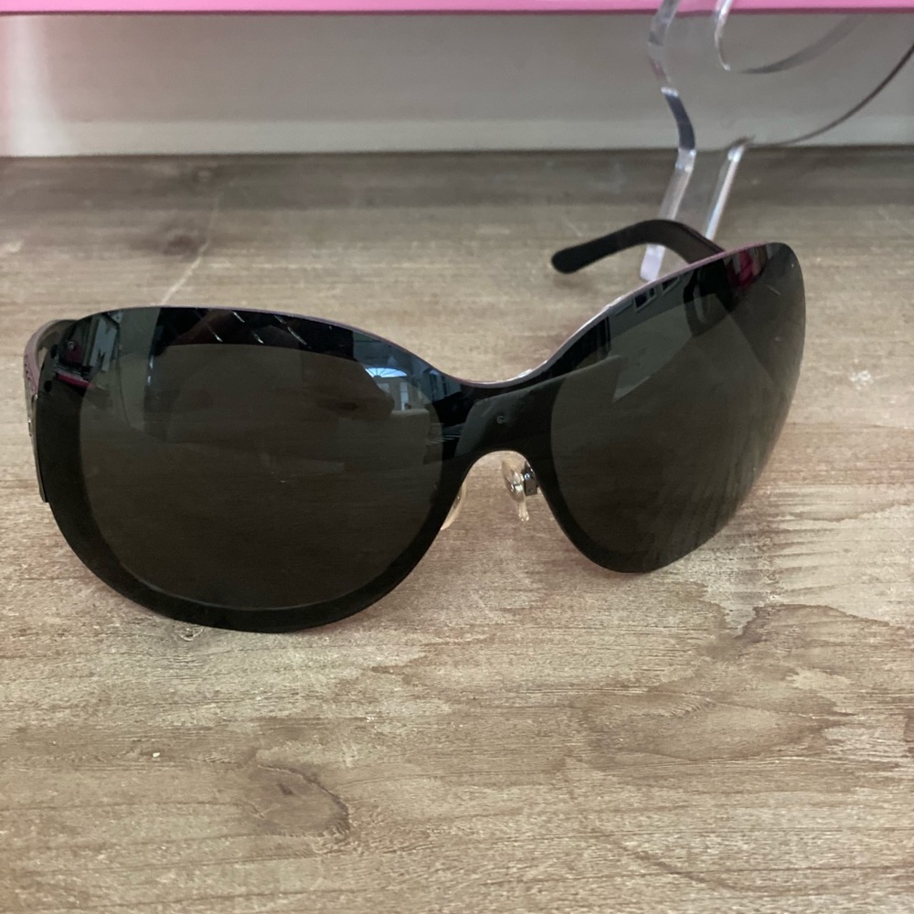 CHANEL 4165 AUTHENTIC Pre-owned black quilted acetate sunglasses & CHANEL case.